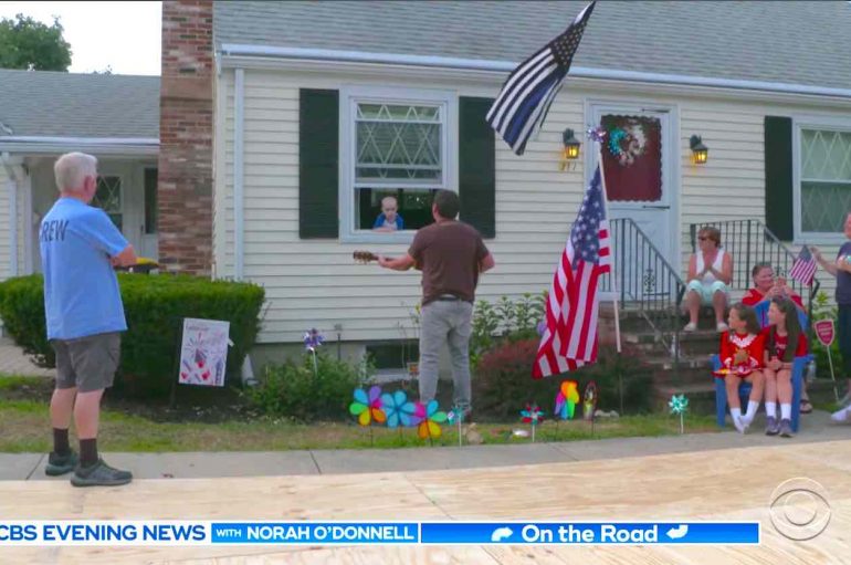 3-vjeçari i mbyllur në spital prej sëmundjes, njerëzit shfaqen në dritaren e tij për ta argëtuar