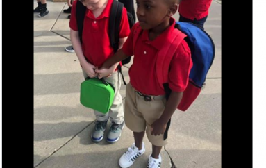 8 vjeçari ngushëllon shokun e klasës me autizëm