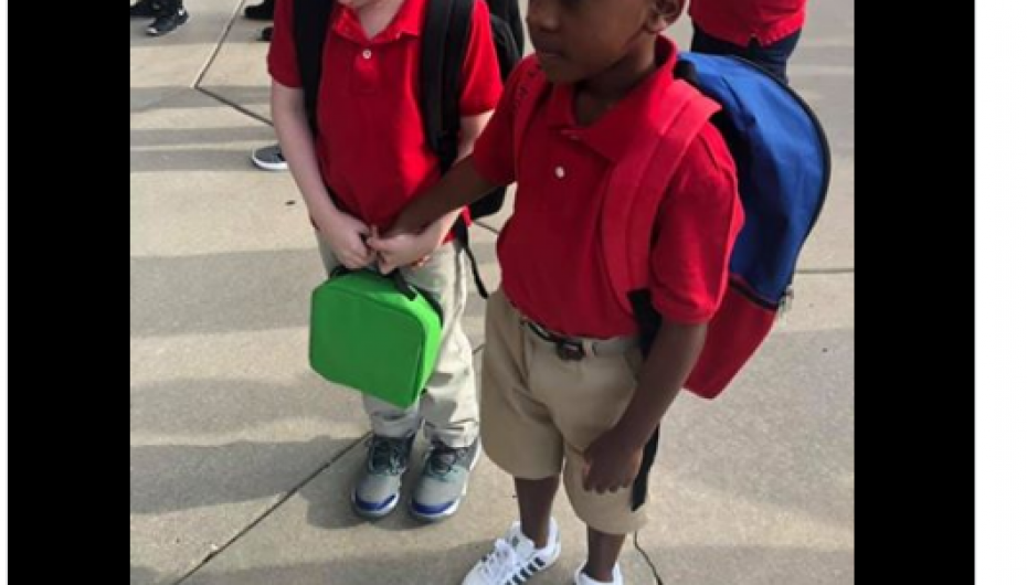 8 vjeçari ngushëllon shokun e klasës me autizëm