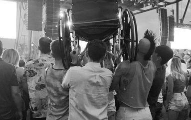 Tifozët ngrenë në ajër gruan në karrocë me rrota gjatë koncertit