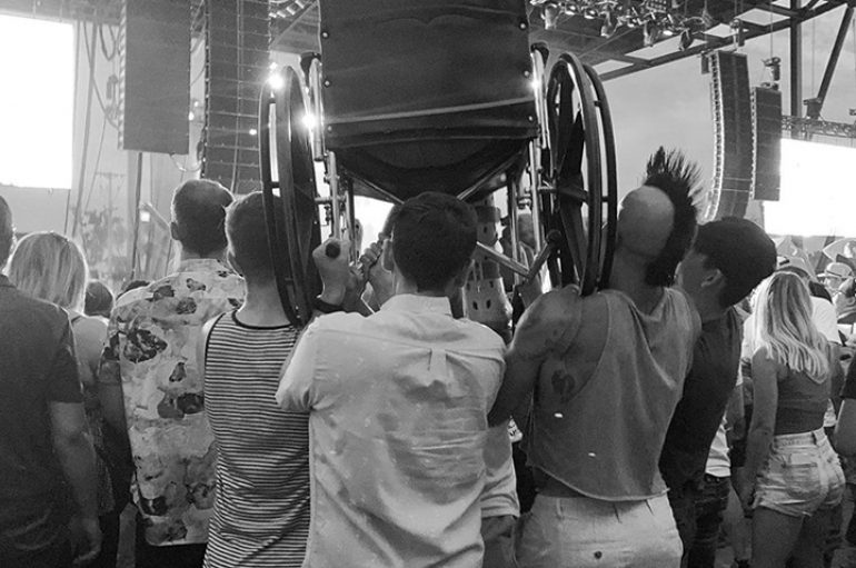 Tifozët ngrenë në ajër gruan në karrocë me rrota gjatë koncertit