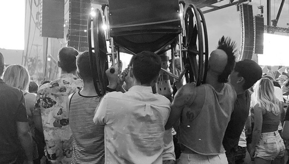 Tifozët ngrenë në ajër gruan në karrocë me rrota gjatë koncertit