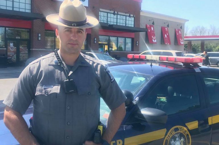 Akti i mirësisë së ushtarit, blen ushqim për një burrë në nevojë