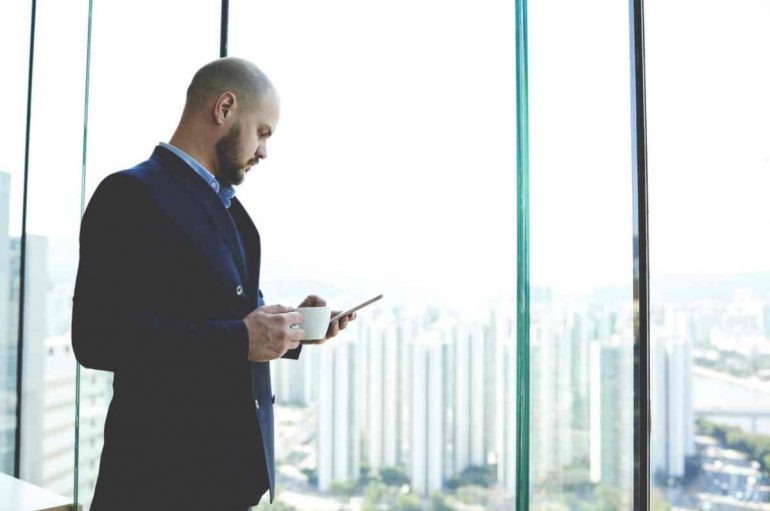 Studimi: Përdorimi i smartphonëve gjatë pushimit në zyra nuk rimbush trurin