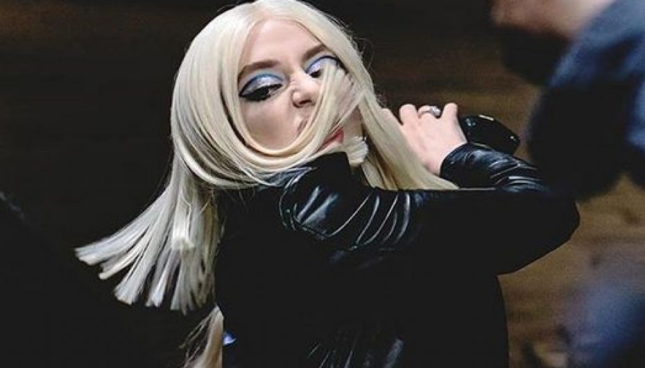 Këngëtarja shqiptare promovon modelin më të ri të kompanisë Fiat