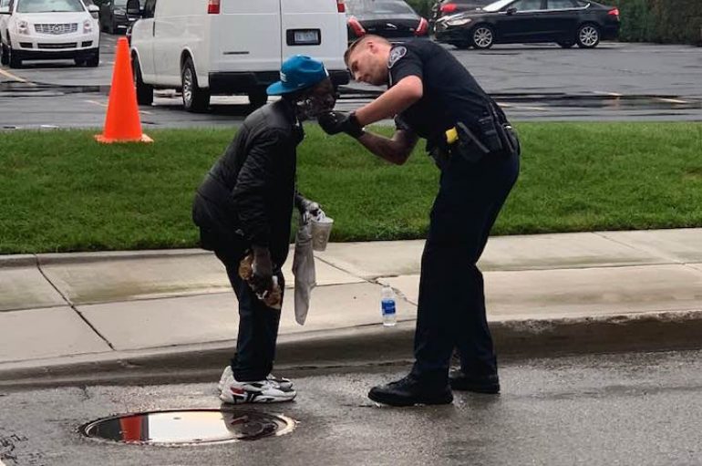 Mirësia e oficerit të policisë ndaj të pastrehut