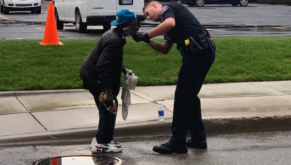 Mirësia e oficerit të policisë ndaj të pastrehut