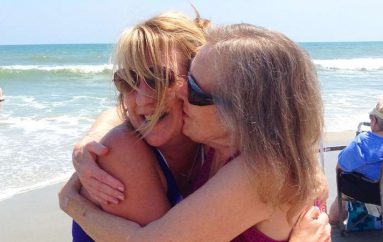 Gruaja ribashkohet me nënën e saj 54 vjet më vonë