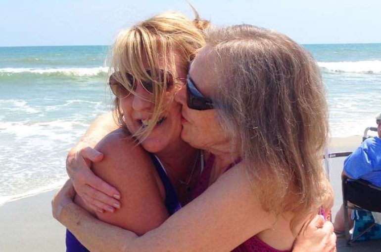 Gruaja ribashkohet me nënën e saj 54 vjet më vonë