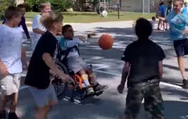 Fëmijët e klasës së 5-të luajnë basketboll me nxënësin në karrocë me rrota