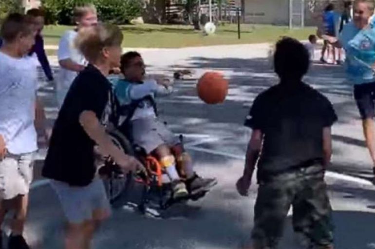 Fëmijët e klasës së 5-të luajnë basketboll me nxënësin në karrocë me rrota