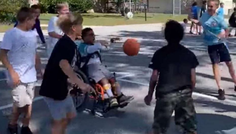 Fëmijët e klasës së 5-të luajnë basketboll me nxënësin në karrocë me rrota