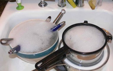 Shumica e amerikanëve gjejnë paqe dhe lumturi gjatë pastrimit, përveç larjes së enëve