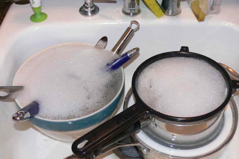 Shumica e amerikanëve gjejnë paqe dhe lumturi gjatë pastrimit, përveç larjes së enëve