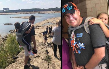 Klasa niset për udhëtim në këmbë, mësuesi mban në shpinë nxënësen me aftësi të kufizuara