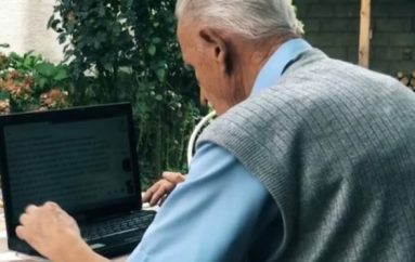 93 vjeçari shqiptar është ekspert në kompjuter dhe përdorues i facebook