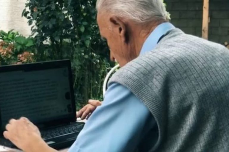 93 vjeçari shqiptar është ekspert në kompjuter dhe përdorues i facebook