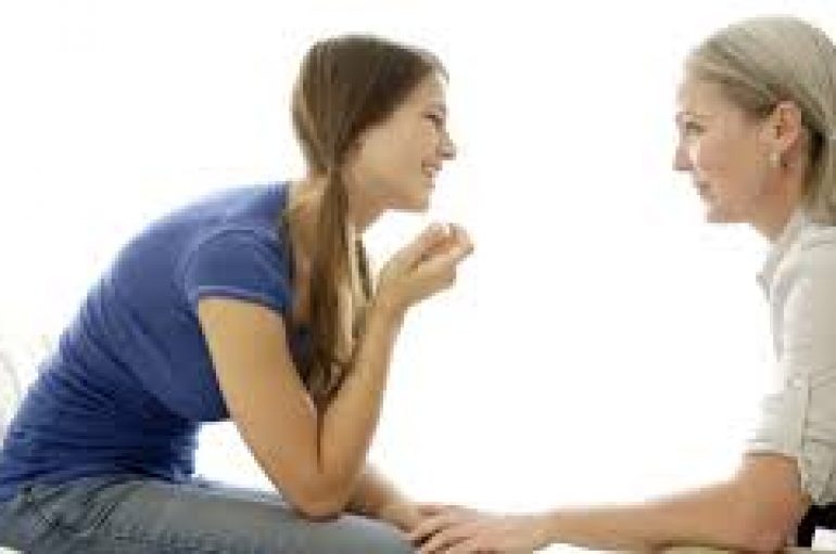 A flasin të rinjtë për shëndetin seksual dhe riprodhues me prindërit?