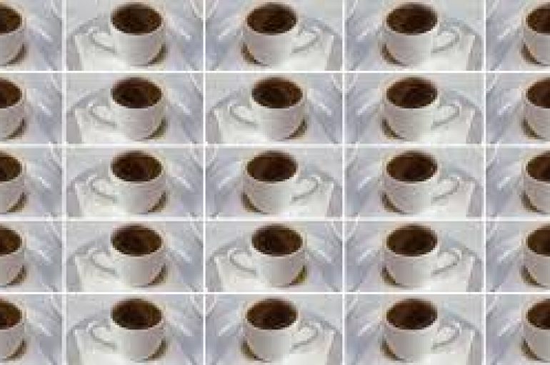 Studimi i ri: Edhe 25 filxhanë kafe në ditë nuk e dëmtojnë zemrën