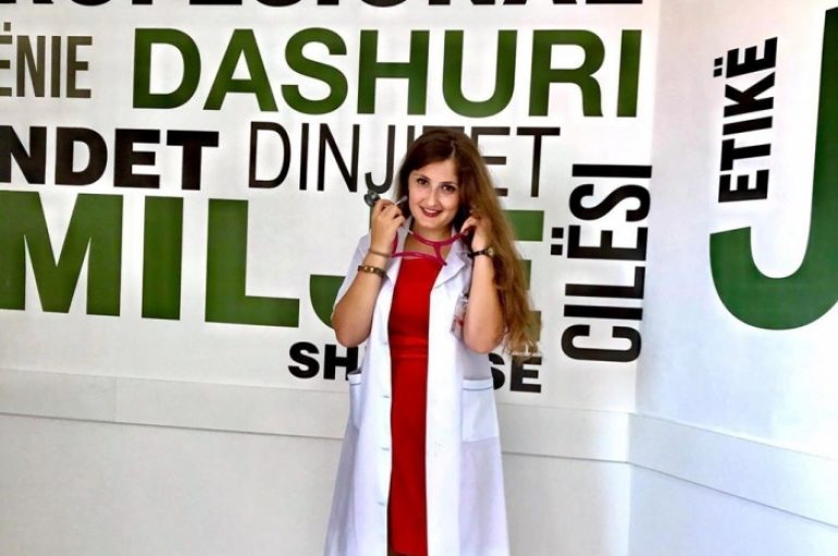 Aurela, studentja që pëfundon universitetin me 10-ta