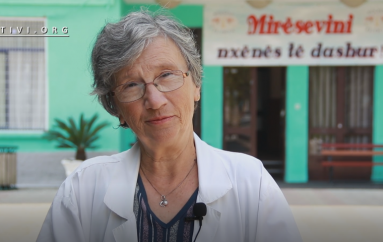 Vera, mësuesja 74 vjeçare e pasionuar pas punës