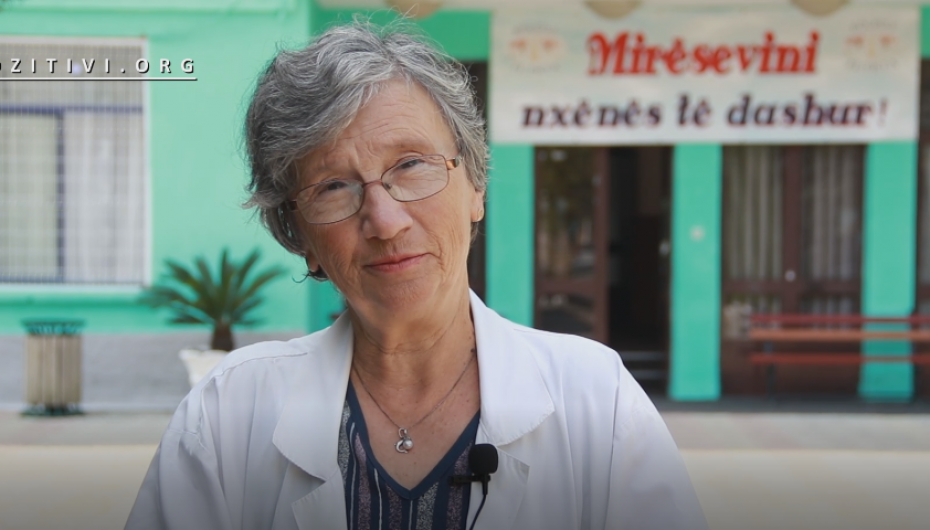 Vera, mësuesja 74 vjeçare e pasionuar pas punës