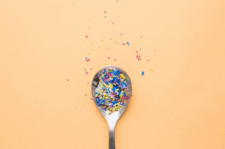 Mikroplastikat ulin pjellorinë e tokës dhe dëmtojnë ekosistemin