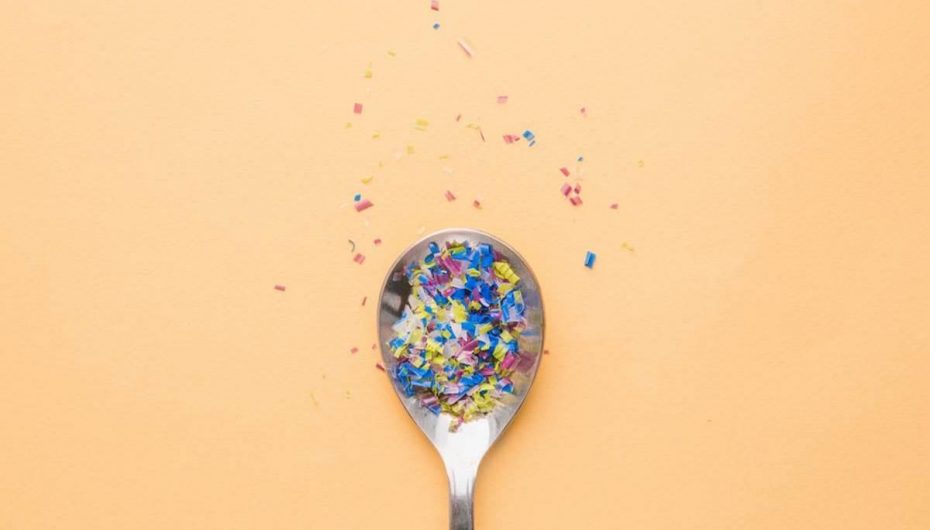 Mikroplastikat ulin pjellorinë e tokës dhe dëmtojnë ekosistemin