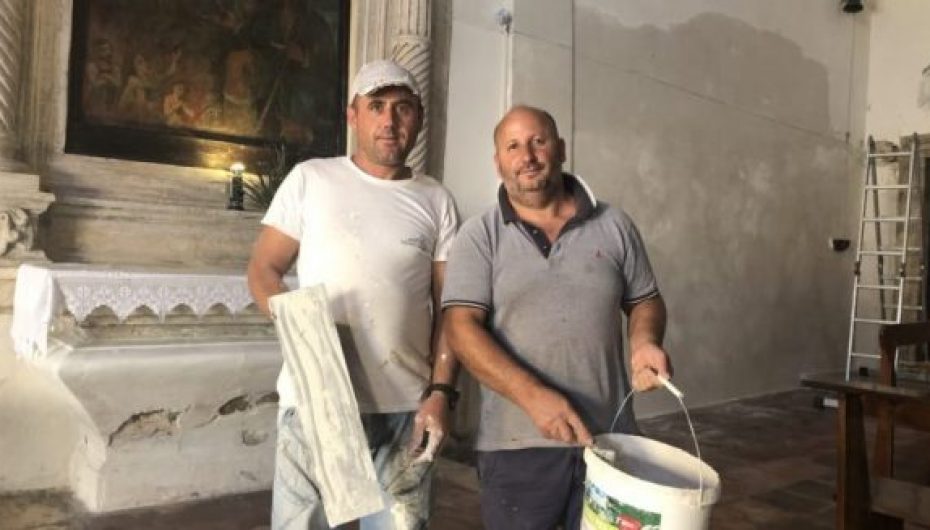 Dy shqiptarët restaurojnë falas kishën italiane