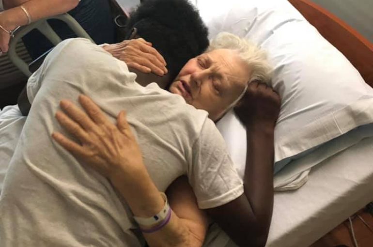 15-vjeçari kujdeset për fqinjët e tij të moshuar