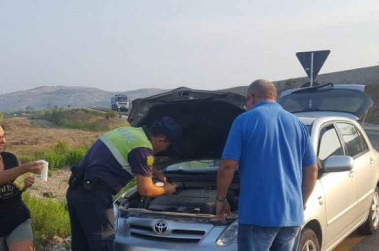Gjesti human i policisë, blen vaj dhe ndihmon turistët italianë që mbetën në rrugë