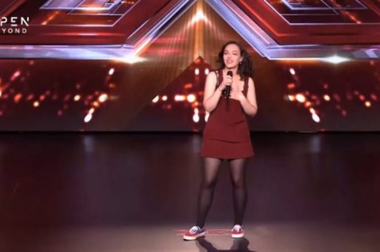 17 vjeçarja shqiptare mahnit grekët me zërin e saj