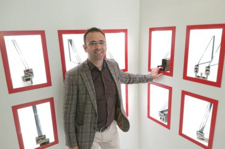 Një shqiptar themelon kompaninë që prodhon dyer e dritare në Zvicër