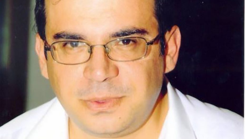 Nxënësit surprizojnë mësuesin, i botojnë librin e lënë në harresë