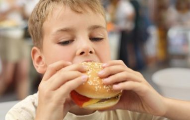 Nxënësit që konsumojnë fast food-e kanë performancë të ulët në mësime
