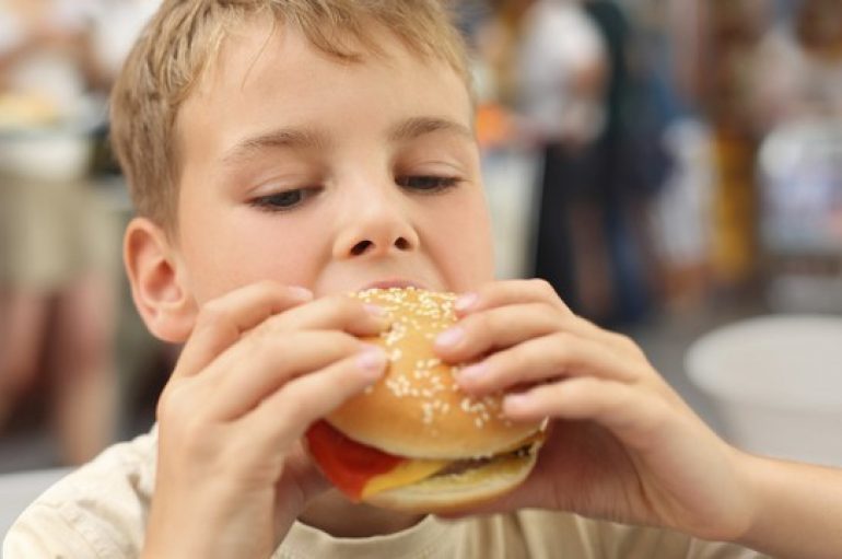 Nxënësit që konsumojnë fast food-e kanë performancë të ulët në mësime