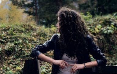 Xhejdi, vajza që inspiron njerëzit me pasionet e saj: Në pikturë e shfaq botën me vija, forma, ngjyra, ndërsa në shkrim me fjalë