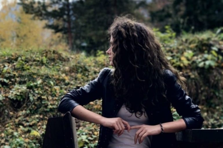 Xhejdi, vajza që inspiron njerëzit me pasionet e saj: Në pikturë e shfaq botën me vija, forma, ngjyra, ndërsa në shkrim me fjalë