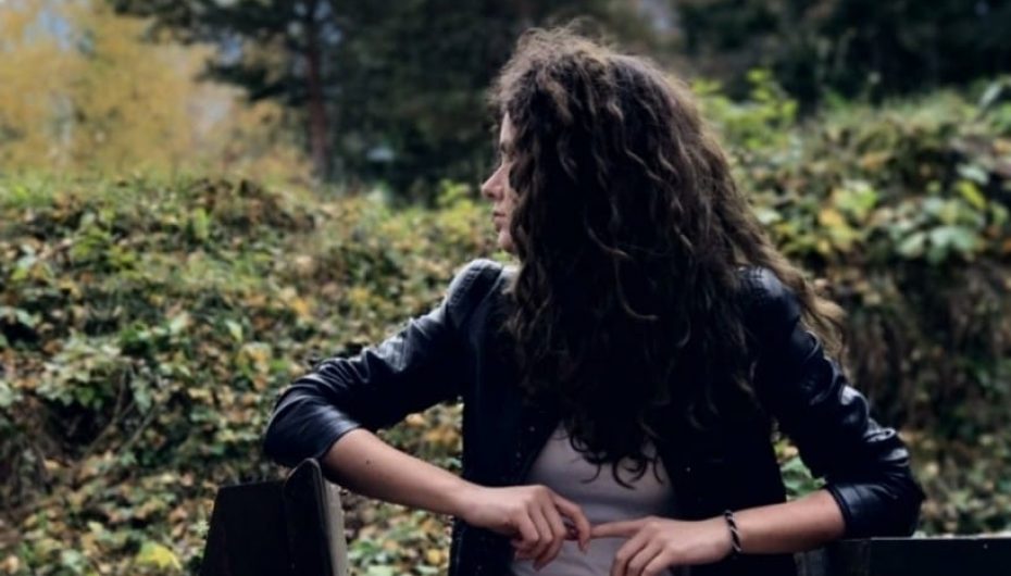 Xhejdi, vajza që inspiron njerëzit me pasionet e saj: Në pikturë e shfaq botën me vija, forma, ngjyra, ndërsa në shkrim me fjalë