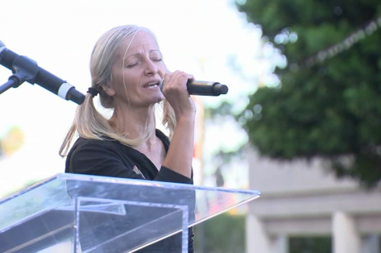 Këngëtarja e pa strehë realizon koncertin e saj të parë