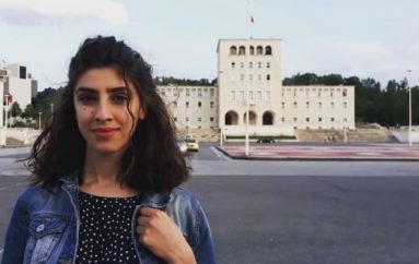 Xhemelinda, studentja që sjell të rinjtë e huaj në Shqipëri