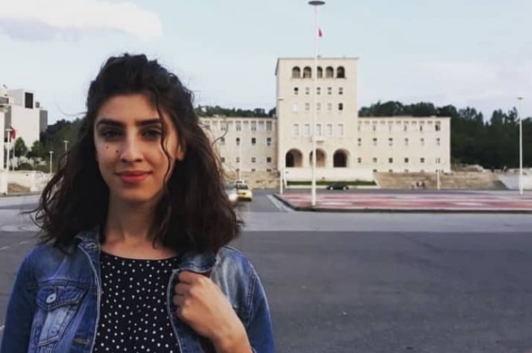 Xhemelinda, studentja që sjell të rinjtë e huaj në Shqipëri