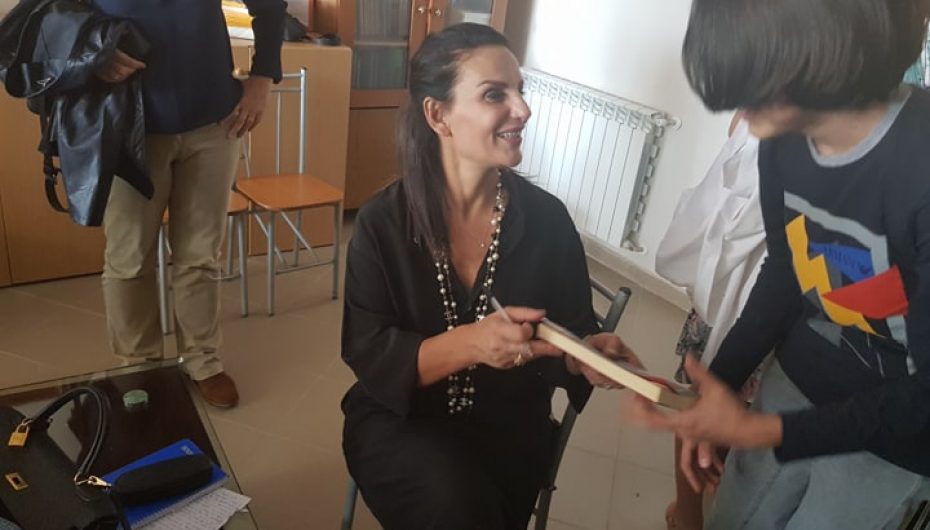 Rikthehet Anilda Ibrahimi, shkrimtarja që hodhi dritë mbi historitë shqiptare në italisht: Shumë familje rrezikuan jetën për të mbajtur besën