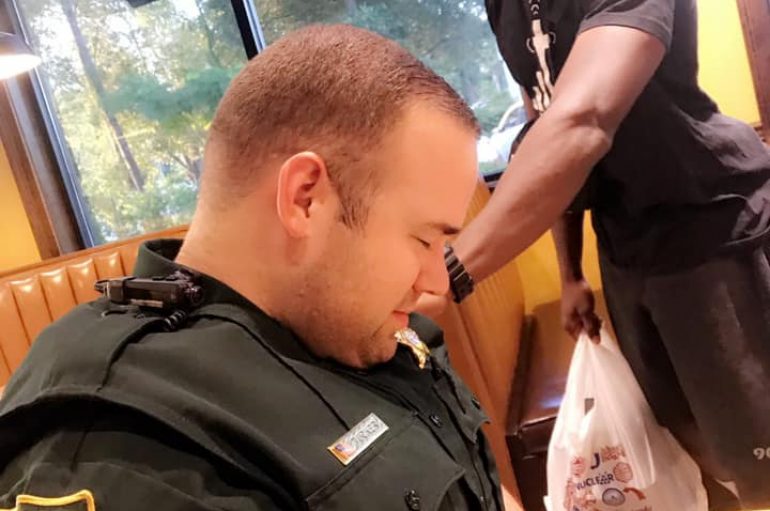 Punonjësi i restorantit lutet për sigurinë e oficerit të policisë