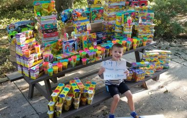 5-vjeçari që i mbijeton kancerit dhuron mijëra lodra në spitalin e fëmijëve