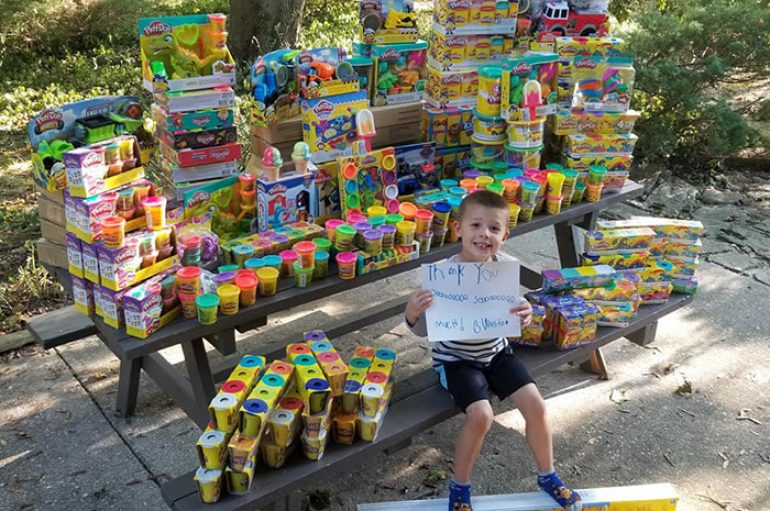 5-vjeçari që i mbijeton kancerit dhuron mijëra lodra në spitalin e fëmijëve