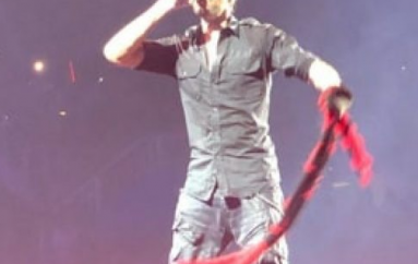 Enrique Iglesias mban në duar flamurin shqiptar, në një koncert në Greqi