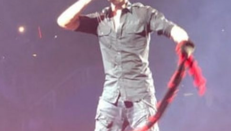 Enrique Iglesias mban në duar flamurin shqiptar, në një koncert në Greqi