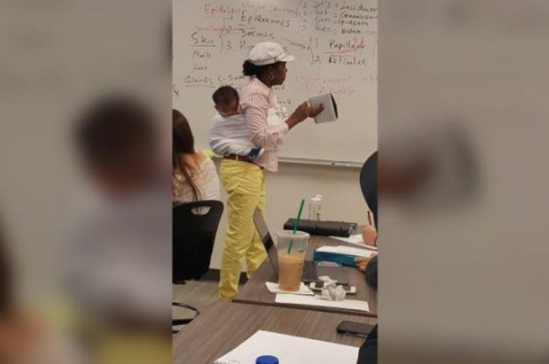 Profesoresha fisnike, mban në shpinë gjatë leksionit fëmijën e studentit