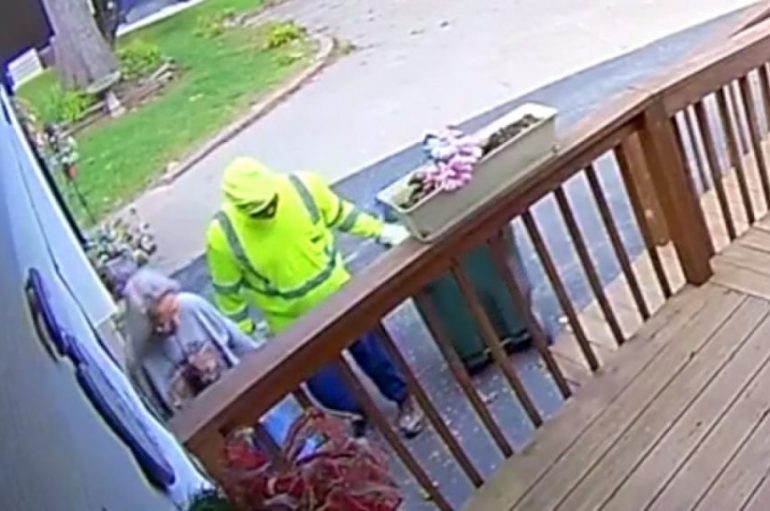 Sanitari ndihmon të moshuarën në rrugë